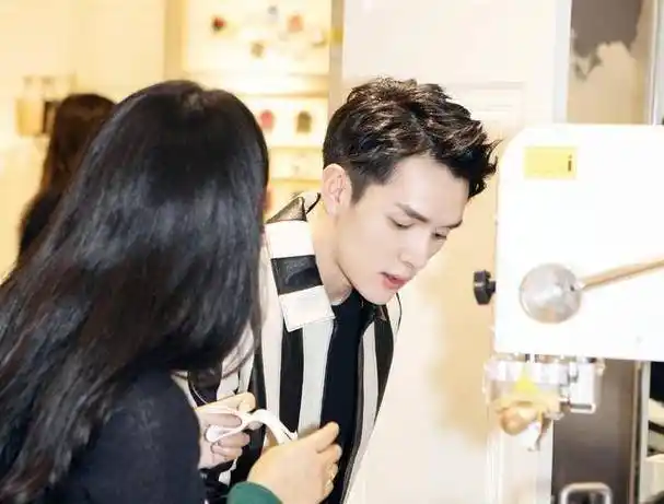 李佳琦年赚2亿上海买房,父亲却在工地开车,直言:不用他一分钱_化妆品