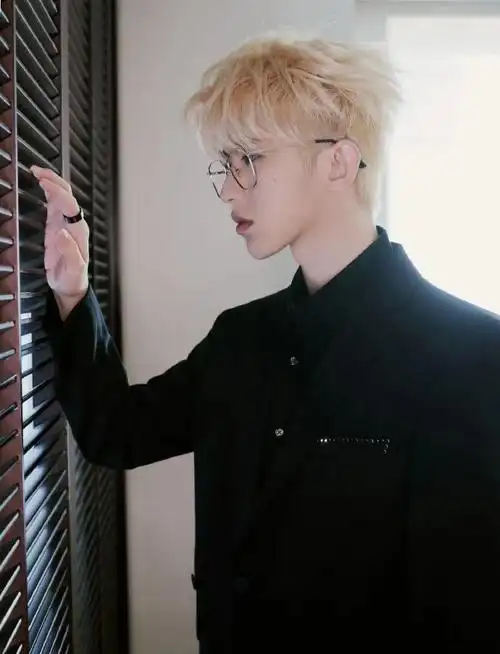 蔡徐坤金发眼镜造型##蔡徐坤金发光晕氛围感