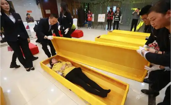 【生命教育】大学生躺进棺材体验死亡 当场痛哭