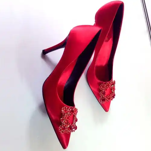 网红同款婚鞋女2018新款方扣高跟鞋细跟红色绸缎结婚新娘尖头中跟