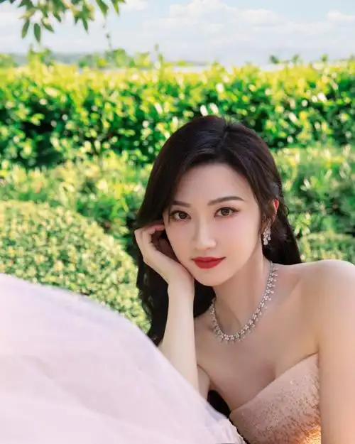 景甜薄纱几何镂空长裙##景甜绿野仙踪氛围感大片#@景甜时尚芭莎瓷善