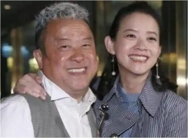 曾志伟十分疼爱他的孩子,特别是女儿曾宝仪.