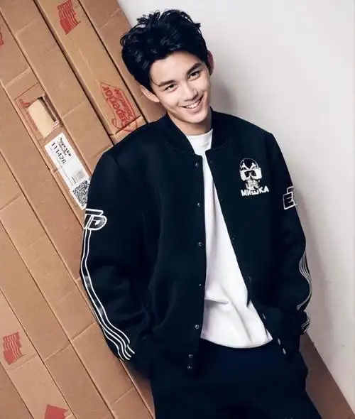 吴磊的哥哥爆火186cm肌肉男神一个斯文败类形象