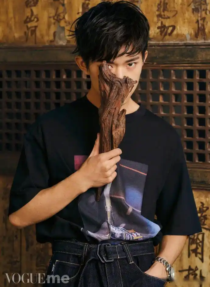 易烊千玺沉迷在光影之间,你如刀剑出鞘般魅力无限,十八岁少年独有的