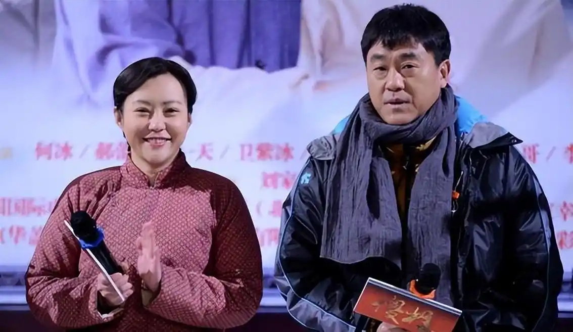 李海洋是个成绩优秀的姑娘,但何冰却很调皮,成绩也一般.