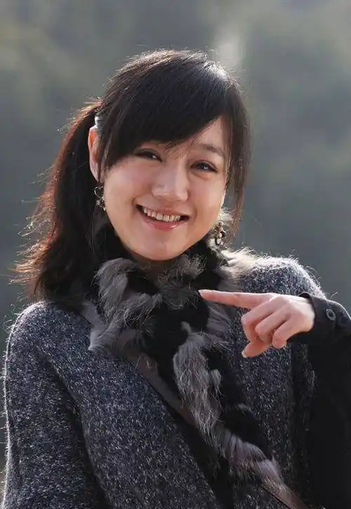 她是《粉红女郎》哈妹,胡歌最佳前任,出家礼佛,42岁她现状如何_薛佳凝