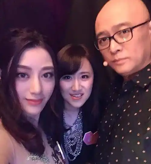 当发现妻子偷翻手机后,孟非的一个举动,令妻子李雪泪流不止