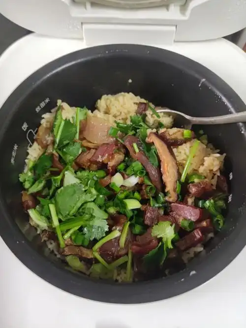 超级简单的电饭锅腊肉饭只需要3步