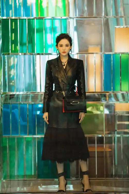 古力娜扎西装飒爽酷美写真图片38