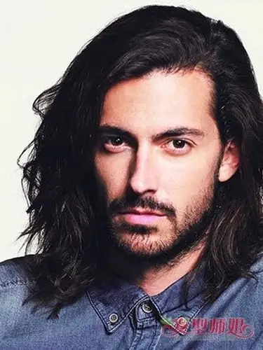 胡须男生长卷发梳偏分 流行发型