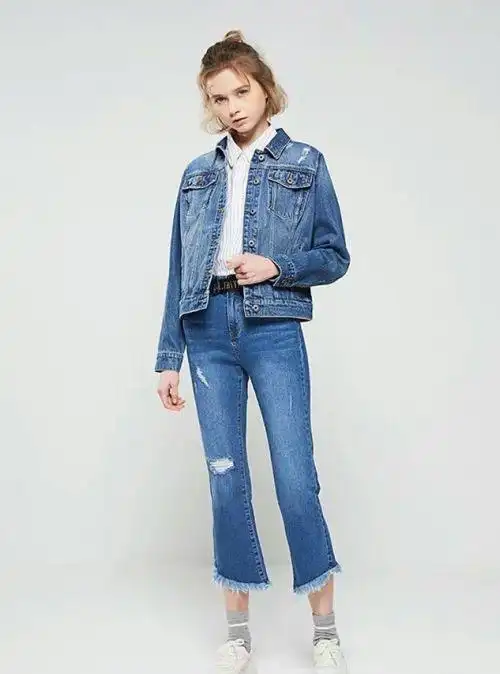 白色t恤搭配一条黑色西裤,外搭一件牛仔衣,无论是款式,还是配色都非常