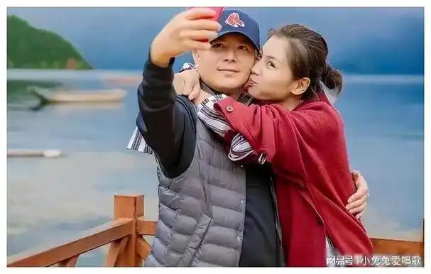 刘涛晒全家福,她44岁细嫩像少女,小2岁老公头顶秃秃像老头