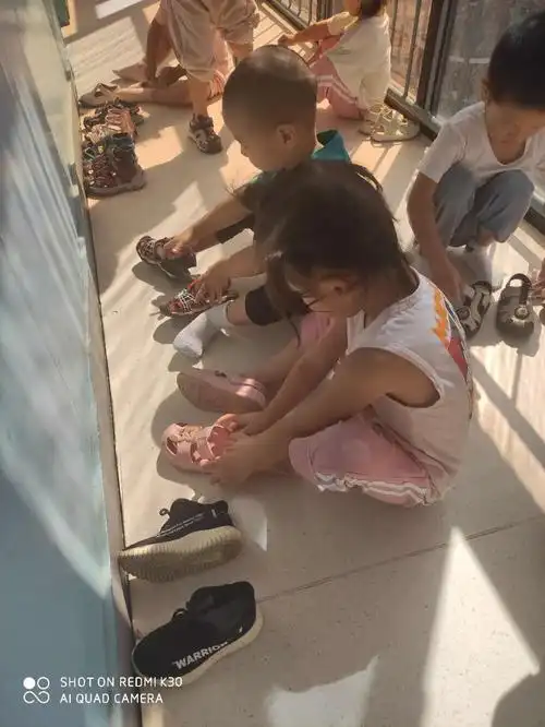 自己脱鞋摆整齐