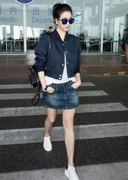 左小青不走寻常路,穿皮衣配破洞牛仔裤够狂野,与甜美外貌差异大