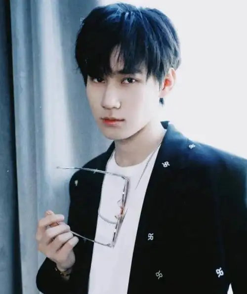 时代少年团张真源身高181cm.