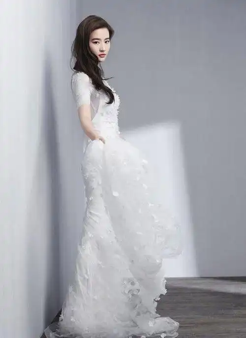 女明星大秀晚礼服,个个都十分抢眼,谁和晚礼服最搭呢_网易订阅