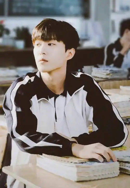 范丞丞199爱校服花絮照