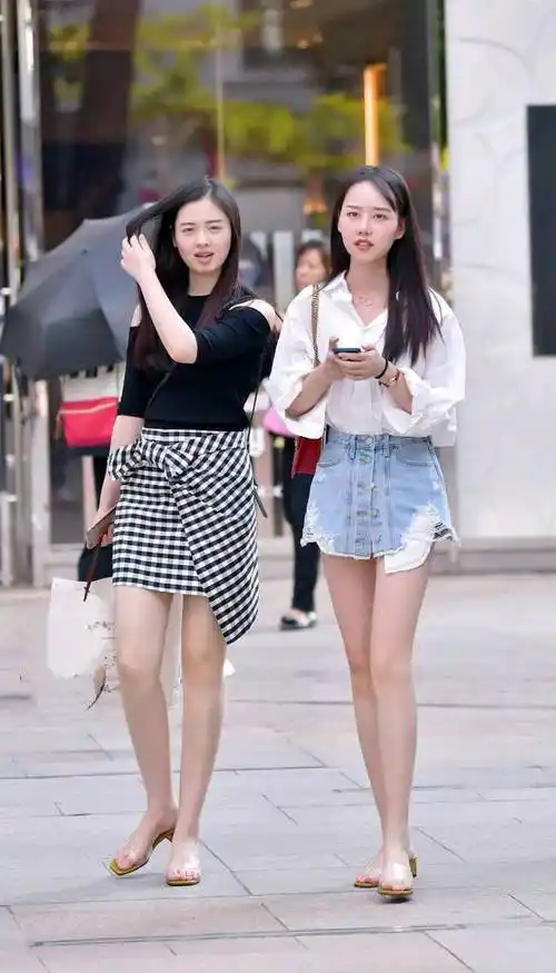 路人街拍美女长相清秀可人穿着简单又百搭看上去却很舒服