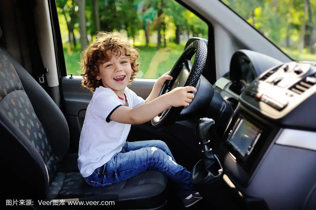 小男孩在开车