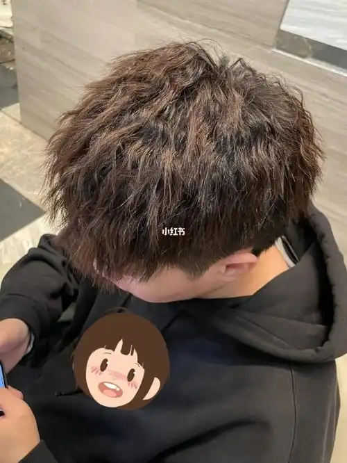 锡纸烫不分发质,软硬发质都可以长度要求最短3cm,不用打理