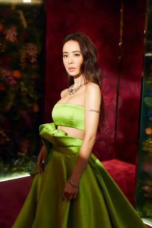 蔡依林又火了穿绿色裹胸礼服秀傲人身材身材也这么有料吧