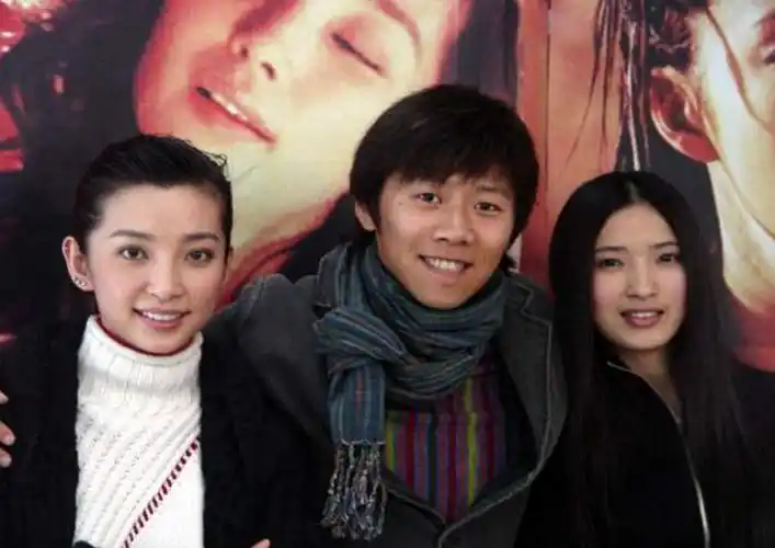 2001年伍仕贤自己担任编剧拍摄的短片《车四十四》在威尼斯电影节上映