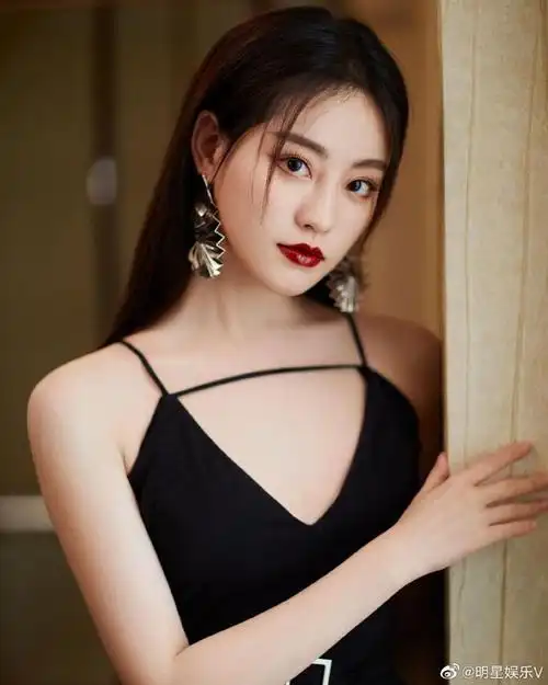 祝绪丹#长发披肩黑色吊带礼服秀出好身材,红唇撩人性感迷人哦!