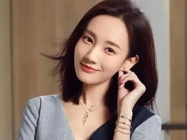 达到了极致的地步,每个人的审美都是大眼睛,双眼皮,细高鼻梁,瓜子脸