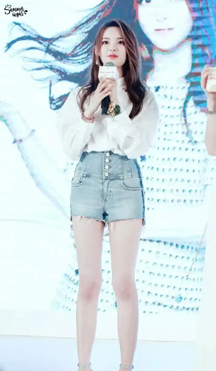 杨超越一字带高跟鞋 牛仔热裤大长腿#杨超越