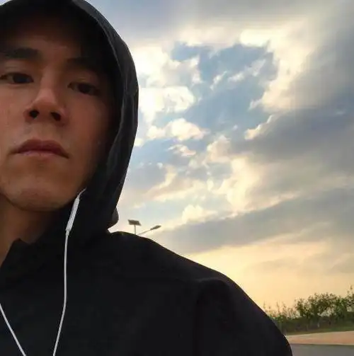 彭于晏又来迷之角度自拍 还不忘宣传新电影