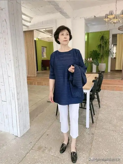 50,60岁的女人过年,妈妈衫就该这么穿!显高更显瘦,洋气忒显嫩