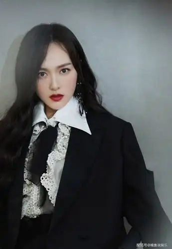 原创不愧是出了名的腿精37岁唐嫣西装扮相又飒又美美腿好性感