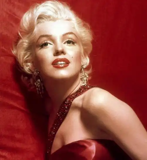 1954年梦露赴韩劳军零下几十度穿吊带演出数10万美军为其痴迷