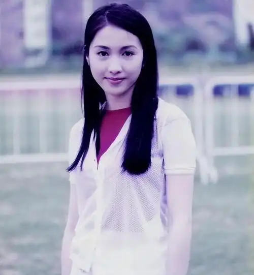 毕业后的黎姿重返演艺行业,不仅受到""郑则仕""的青睐,还签约了tvb.