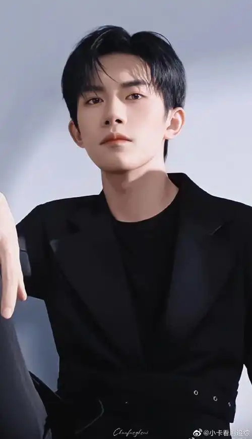 易烊千玺黑色西装造型