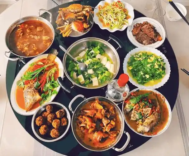 差距还挺大,一家比一家丰盛,最后一家让人心酸_网友_桌子_道菜