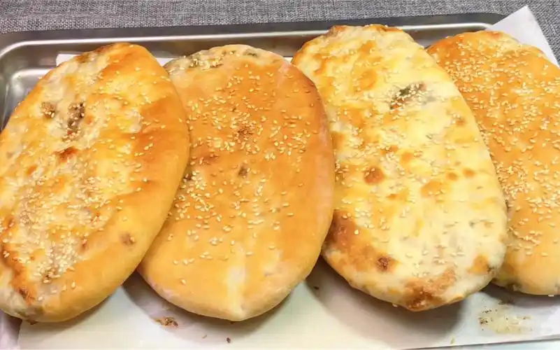 南方北方都爱吃的咸菜烧饼,金黄酥脆,咸香美味,刚出炉就吃2个