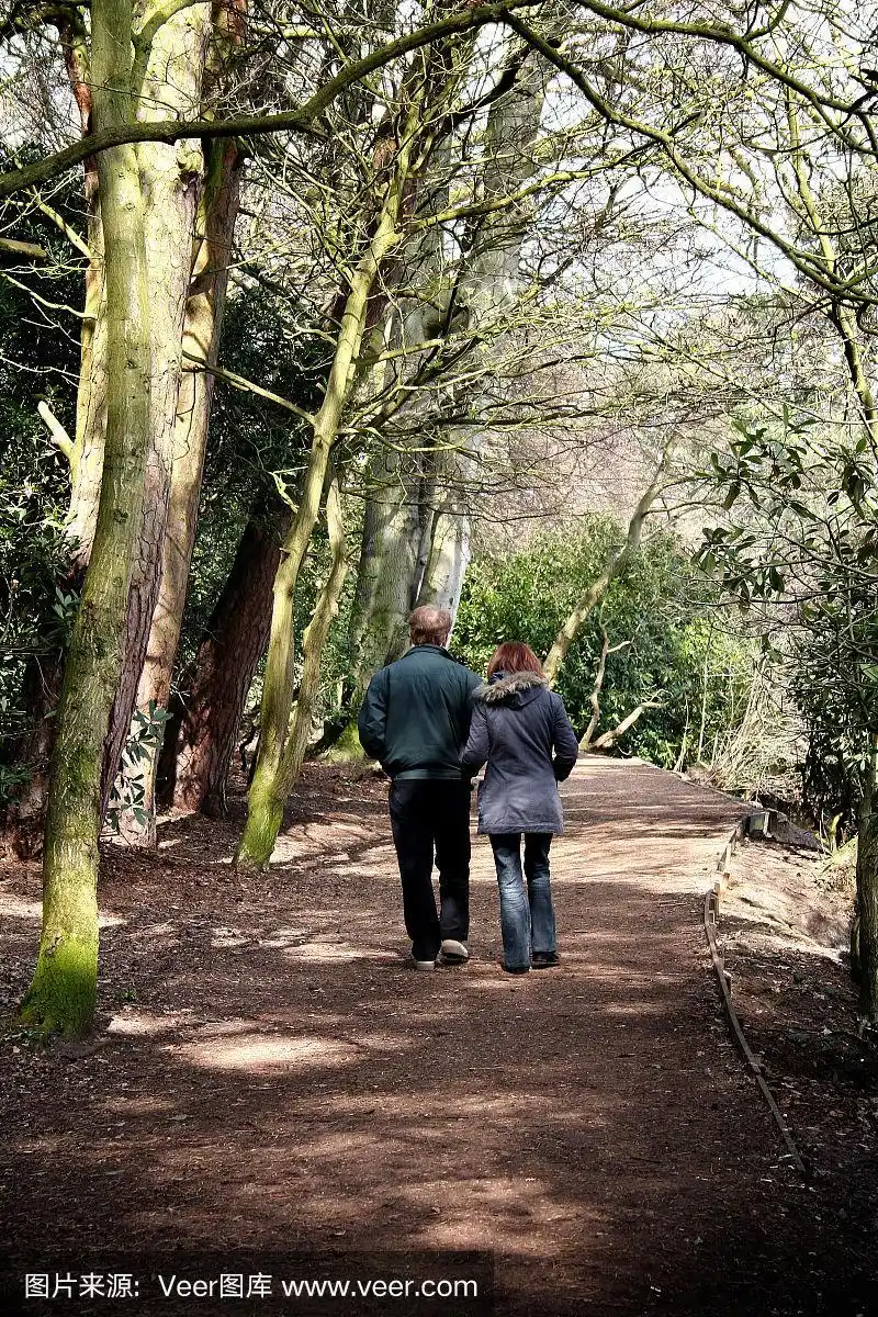 相爱的中年夫妇在树林里散步