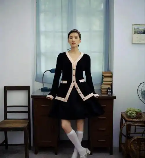 33岁刘诗诗在凉鞋里穿白袜子,本以为土爆了,没想到嫩成了美少女