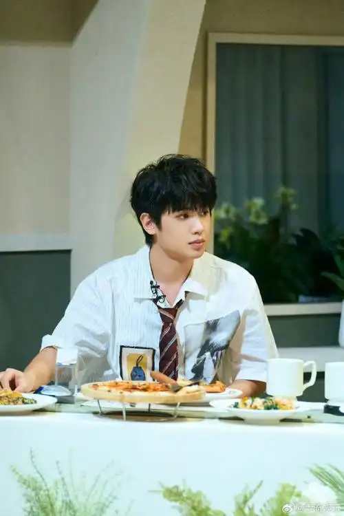 黄明昊水墨衬衫##黄明昊密逃收官晚宴高清剧照##密室大逃脱6收官脱珑