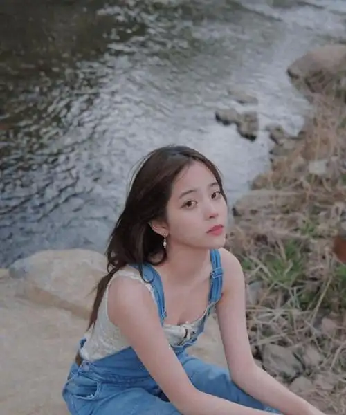 欧阳娜娜,一个以清纯甜美形象著称的艺人,近年来将重心转向大陆发展