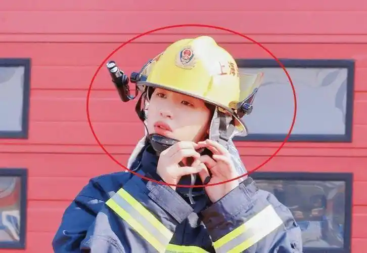 原创黄明昊训练时的画面似曾相识左右不分逼疯队友抓到了一只憨憨