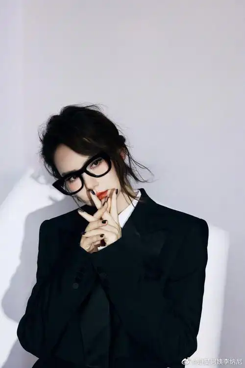 戚薇黑框眼镜西装造型##女子推理社