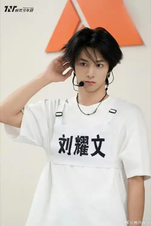 刘耀文最新演唱会彩排照来了,熟悉的白t造型,这个长发有点帅气了,演唱