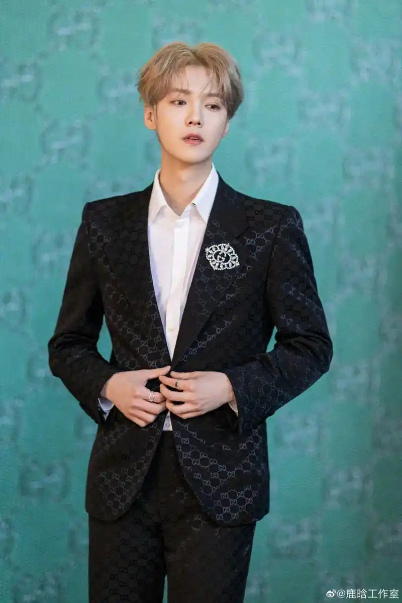 鹿晗 老婆,你们夫妻俩这是什么神仙颜值啊,一个是越长越帅, - 抖音