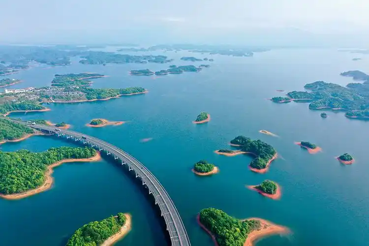 庐山西海的水上高速公路(4月21日摄) 周密摄/本刊