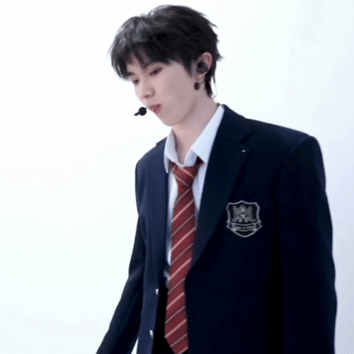 请选择今日男友:①制服男高②西装糖爹③皮衣哥哥#青年演员马嘉祺