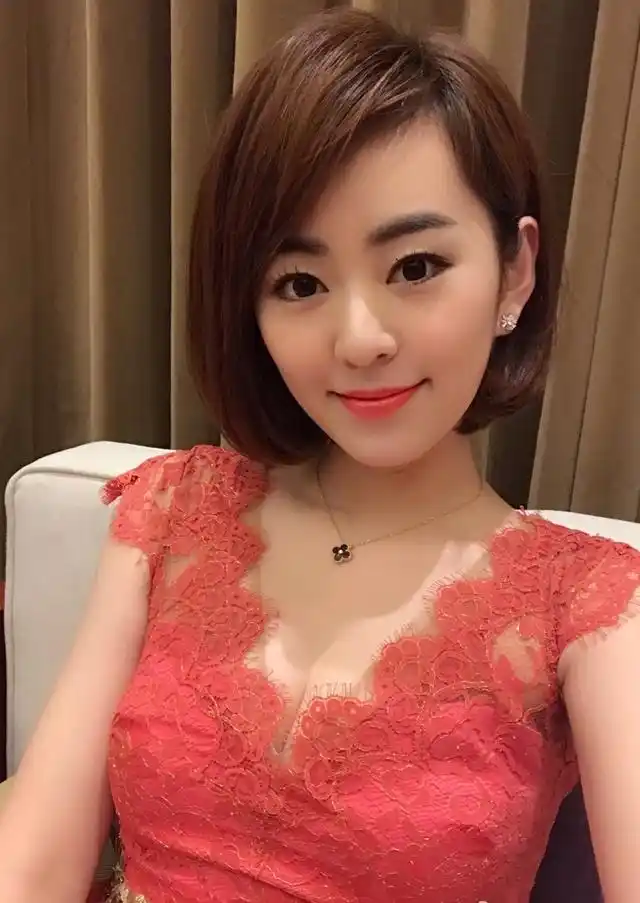 孙睿琦,身为上海第一财经电视的女主持人,穿衣搭配起来就是漂亮