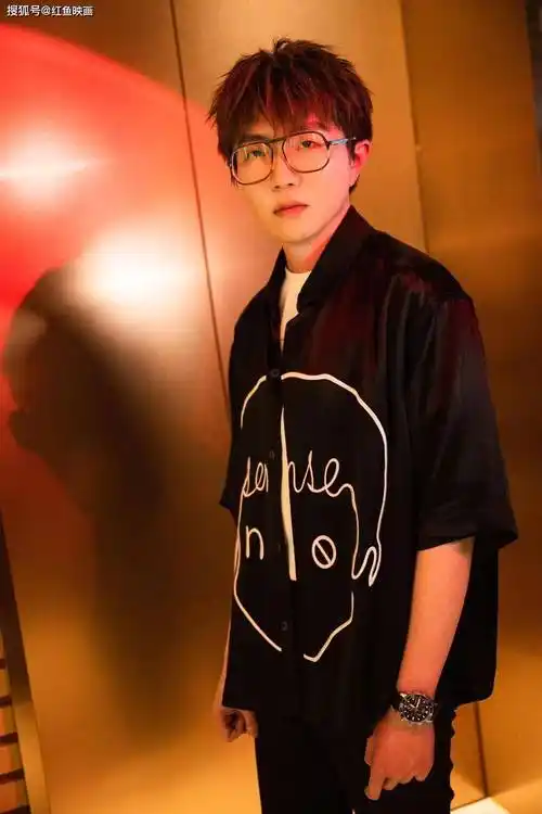 毛不易 电梯间写真