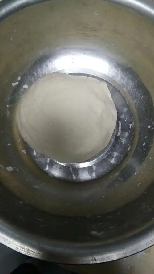 盖上盖子,把面盆放在温度高点儿的地方,妈妈告诉我这样利于酵母菌发酵
